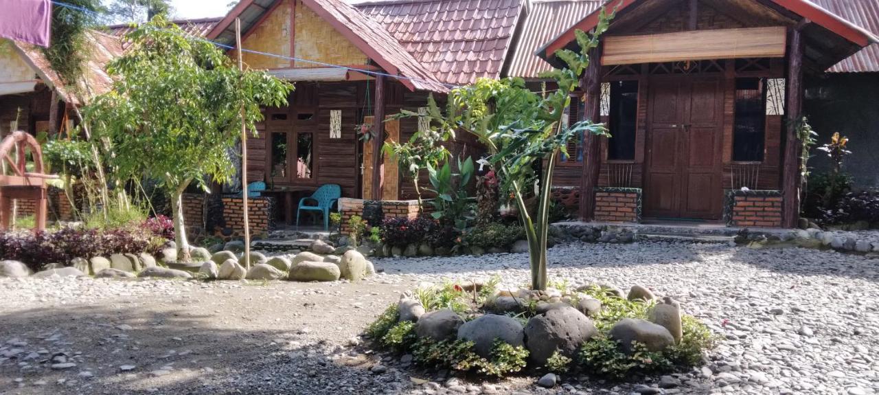 Lucky Bamboo'Bungalows-Resto And Orangutan Jungle Trekking Tours Bukit Lawang Exterior photo