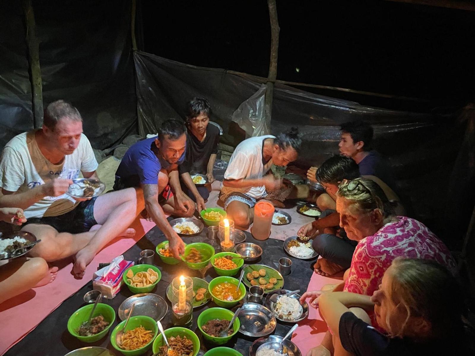 Lucky Bamboo'Bungalows-Resto And Orangutan Jungle Trekking Tours Bukit Lawang Exterior photo